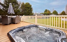 Bramble Lodge With Hot Tub